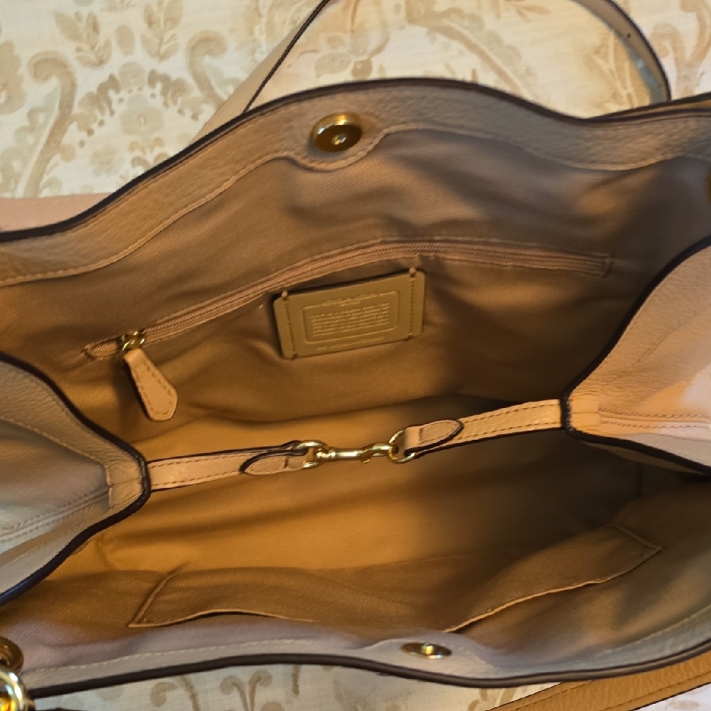 Coach Tan Leather Shoulder Bag with Classic Design - Picture 6 of 9